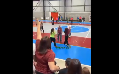 Pelea en cancha de fútbol sala